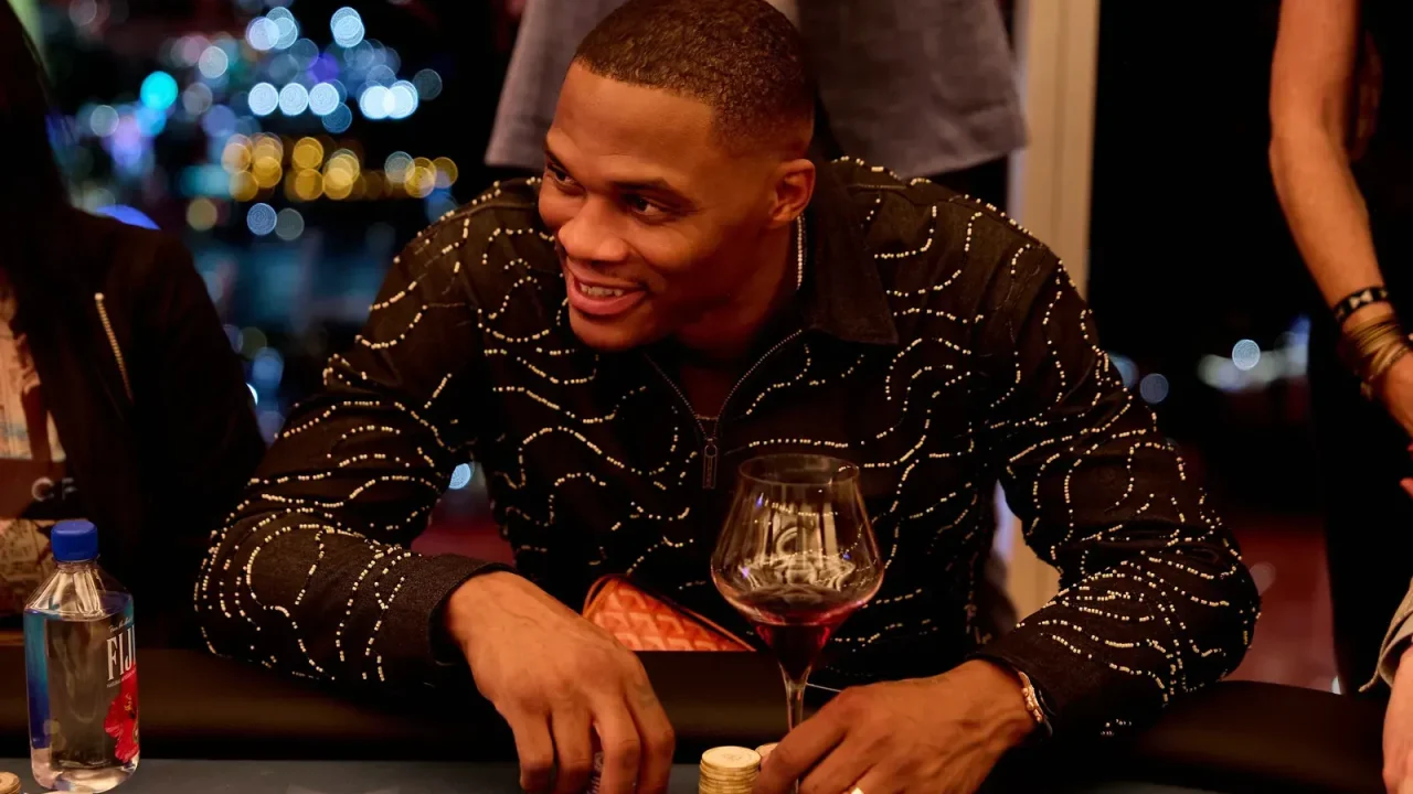 Russell Westbrook recauda casi un millón de dólares en su torneo benéfico de póker en Las Vegas