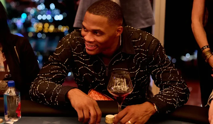 Russell Westbrook recauda casi un millón de dólares en su torneo benéfico de póker en Las Vegas