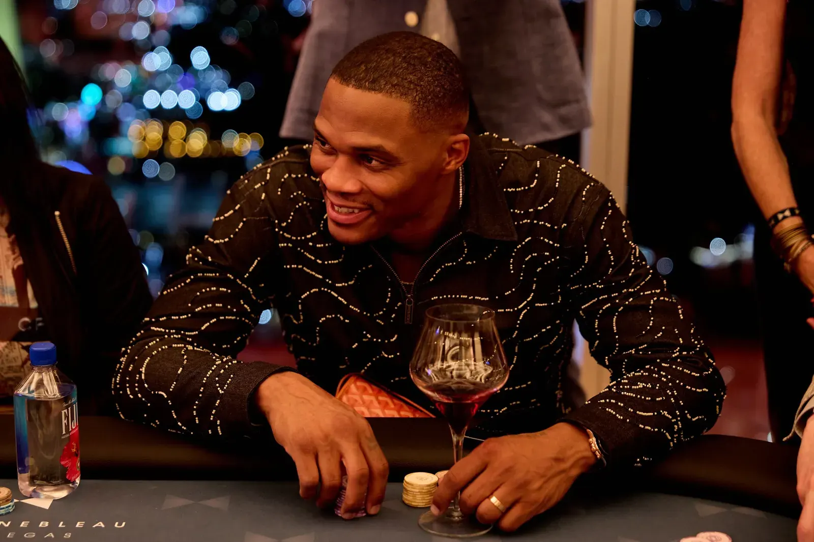 Russell Westbrook en la mesa de póker durante su evento benéfico anual en Las Vegas