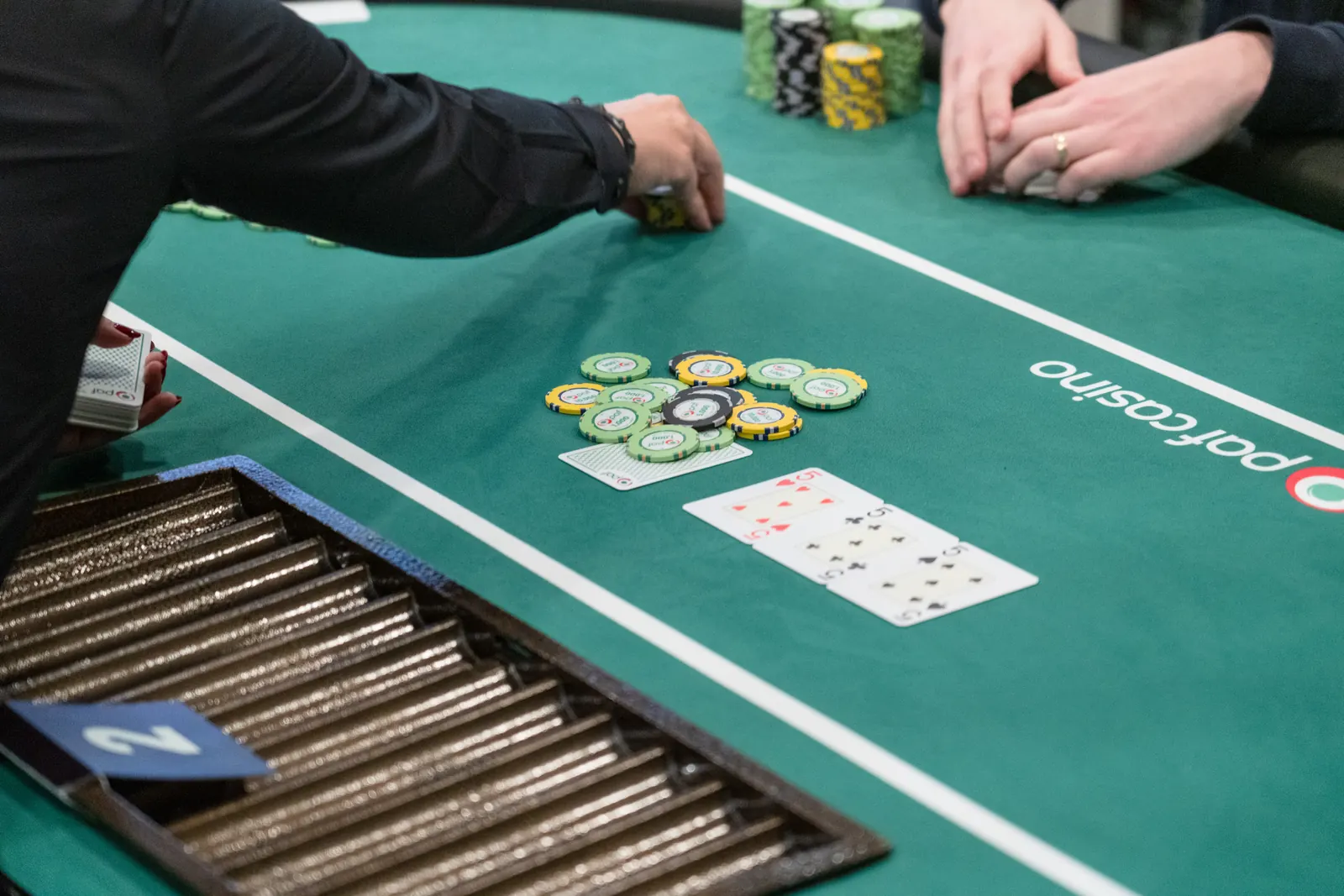 Salón de poker del Wynn Las Vegas durante el WPT World Championship con mesas de torneo y cartas