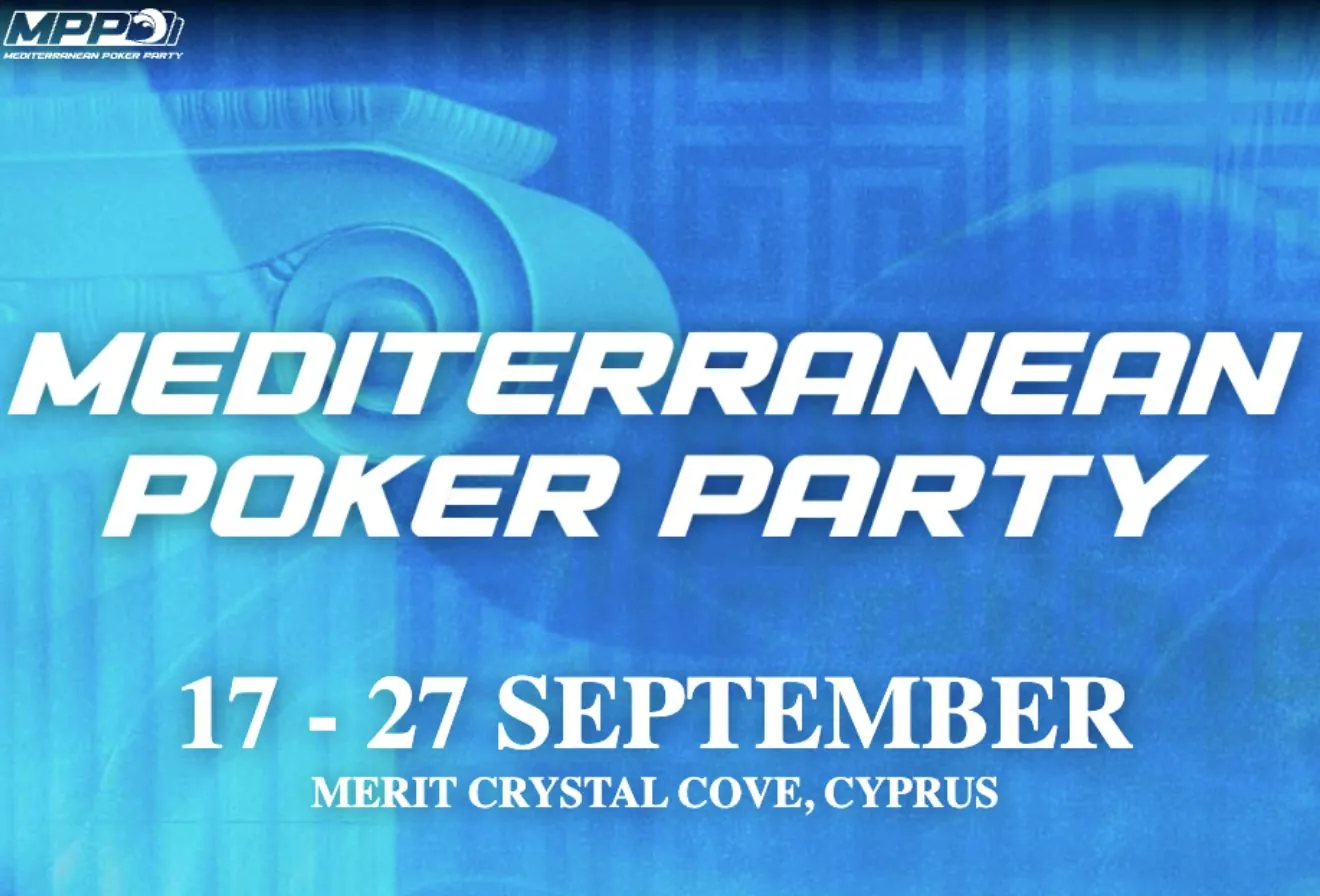 Mesa de póker con fichas y cartas durante un torneo en el resort Merit Crystal Cove en Chipre