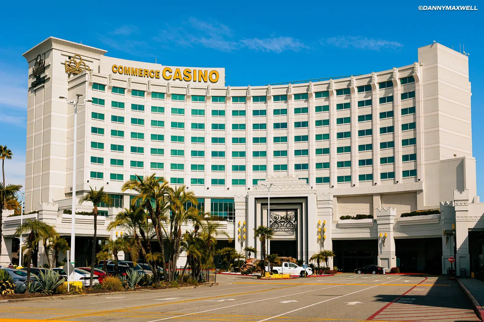 Fichas de póquer y cartas sobre un tapete verde en un casino
