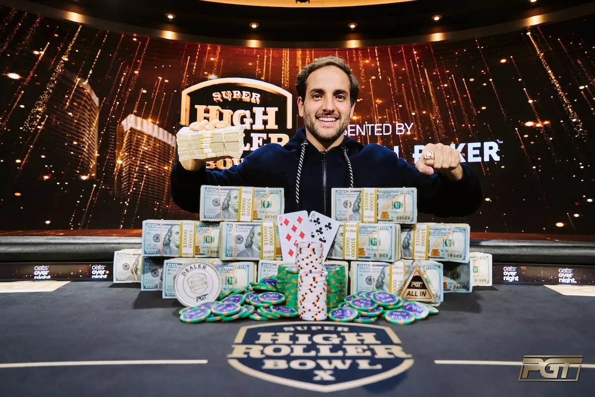 Mesa de poker con fichas y cartas en el PokerGO Studio del ARIA Resort & Casino en Las Vegas durante un torneo high roller