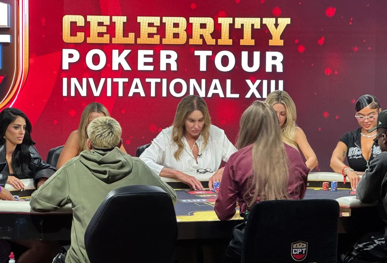 Caitlyn Jenner sentada en una mesa de póker durante el Celebrity Poker Tour en Las Vegas