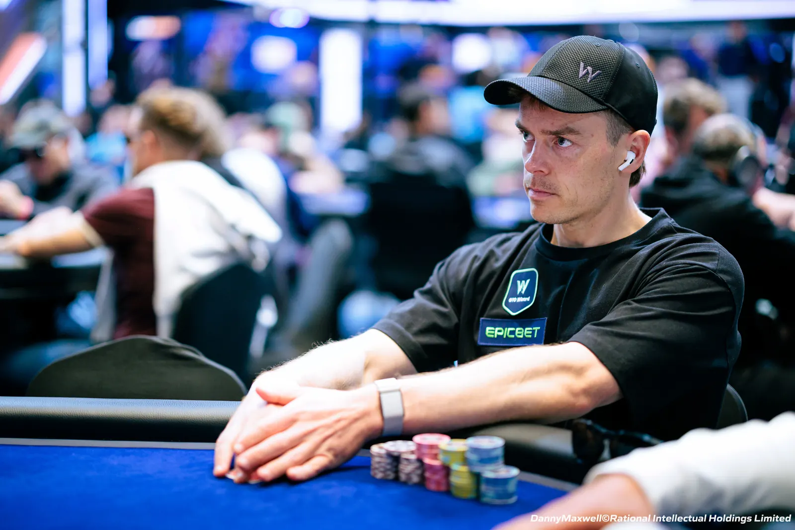 Espen Jorstad celebrando su tercer título WCOOP en PokerStars con fichas y cartas de poker