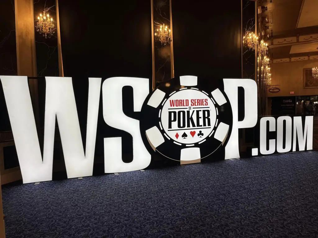 Mesa de póker virtual de la WSOP Online con cartas y fichas, edición de otoño 2026