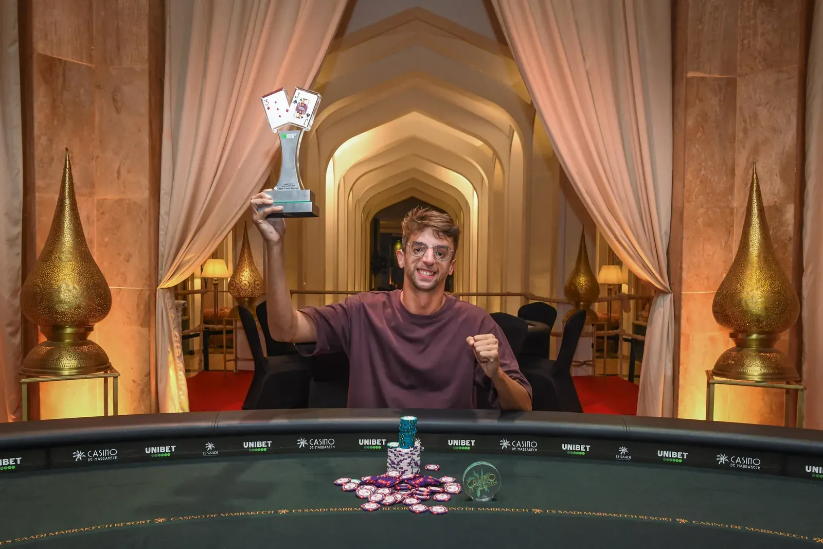 Maxime Parys celebra su victoria en el Unibet Open Marrakech con el trofeo de campeón en el Casino de Marrakech
