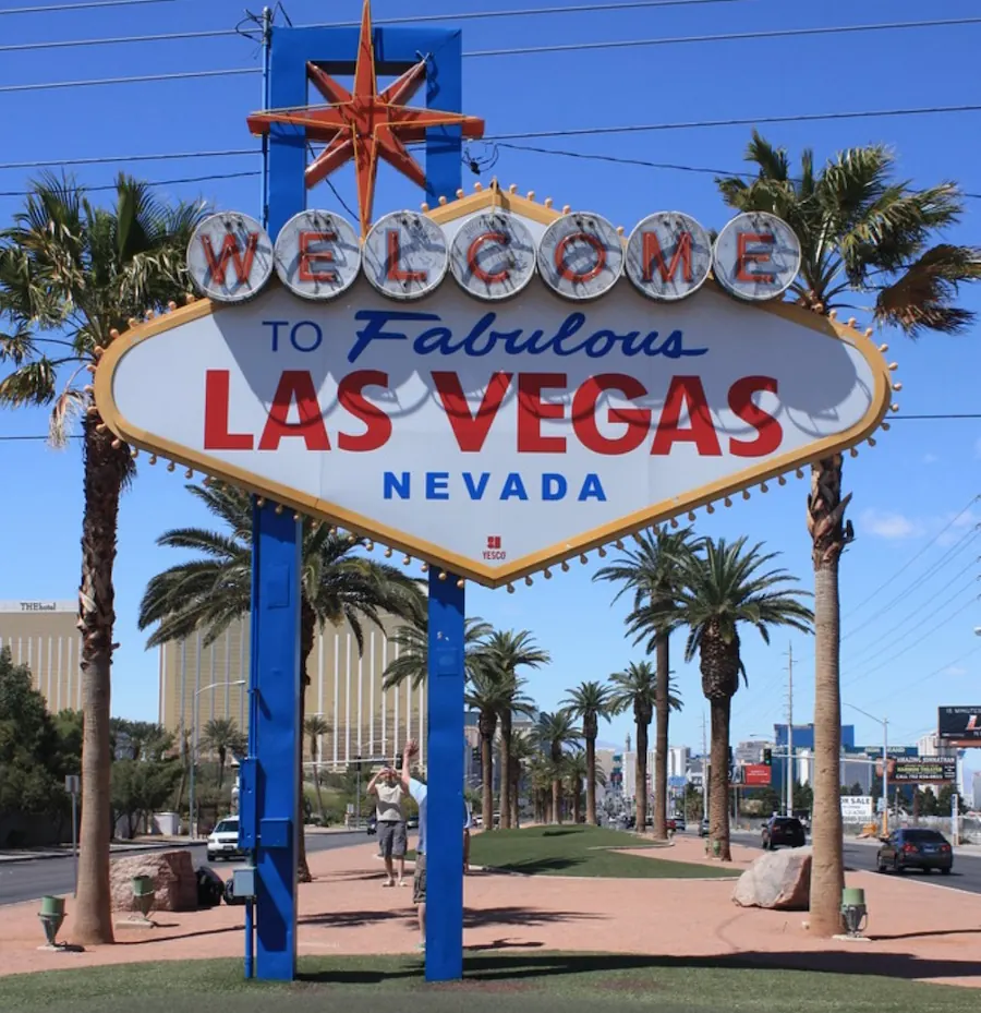 Sala de póker en Las Vegas con jugadores locales en las mesas, ambiente amigable y fichas sobre el tapete