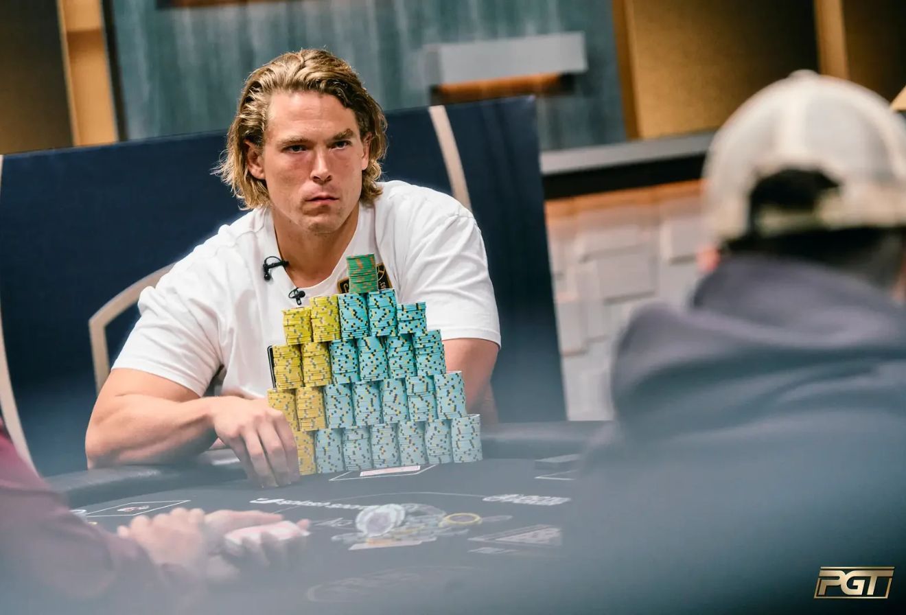 Mesa final del Super High Roller Bowl con fichas, cartas y pantallas de PokerGO Studio en Las Vegas