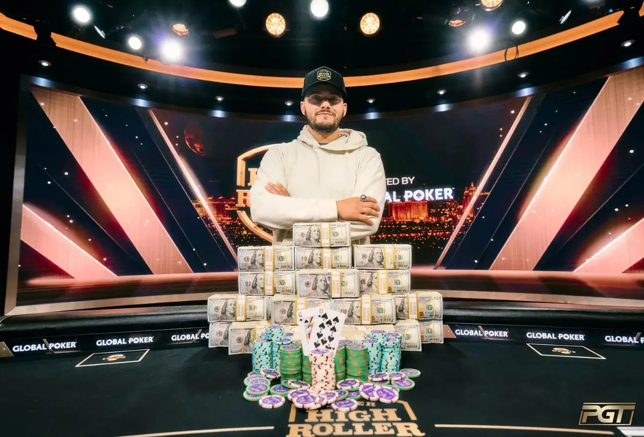 Brandon Wilson celebrando su victoria en el Super High Roller Bowl XI en el PokerGO Studio de Las Vegas